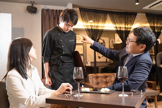 飲食店で異物混入が発生する原因と対策まとめ!発生してしまったときの正しい対応方法も|Food's Route Magazine
